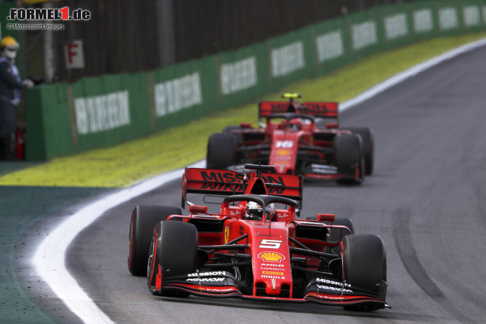 Foto zur News: ... bekommt er es bei Ferrari mit Charles Leclerc zu tun, der auf Anhieb ein echter Gegner ist für Vettel. Mehrmals kracht es zwischen den beiden auf der Strecke und auch Vettel selbst hat zu kämpfen, zum Beispiel ...