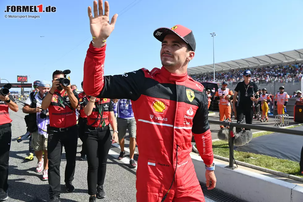 Foto zur News: ... Charles Leclerc, der sich die Poleposition in Le Castellet sichert. Der Ferrari-Pilot hat mehr als drei Zehntelsekunden Vorsprung auf WM-Rivale Max Verstappen. Dabei hat er allerdings auch Hilfe gehabt ...