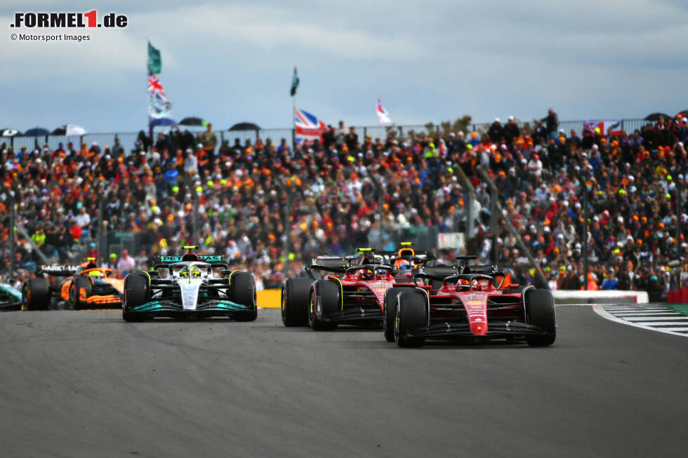 Foto zur News: Silverstone: Wieder einmal fährt Leclerc einem möglichen Sieg entgegen, nur um das Podest zu verpassen. Ferrari holt ihn während der Safety-Car-Phase in Runde 39 nicht zum Reifenwechsel, Sainz dahinter kommt aber rein. Der Spanier gewinnt am Ende, während Leclerc auf alten Reifen schon beim Restart keine Chance hat und nur Vierter wird.