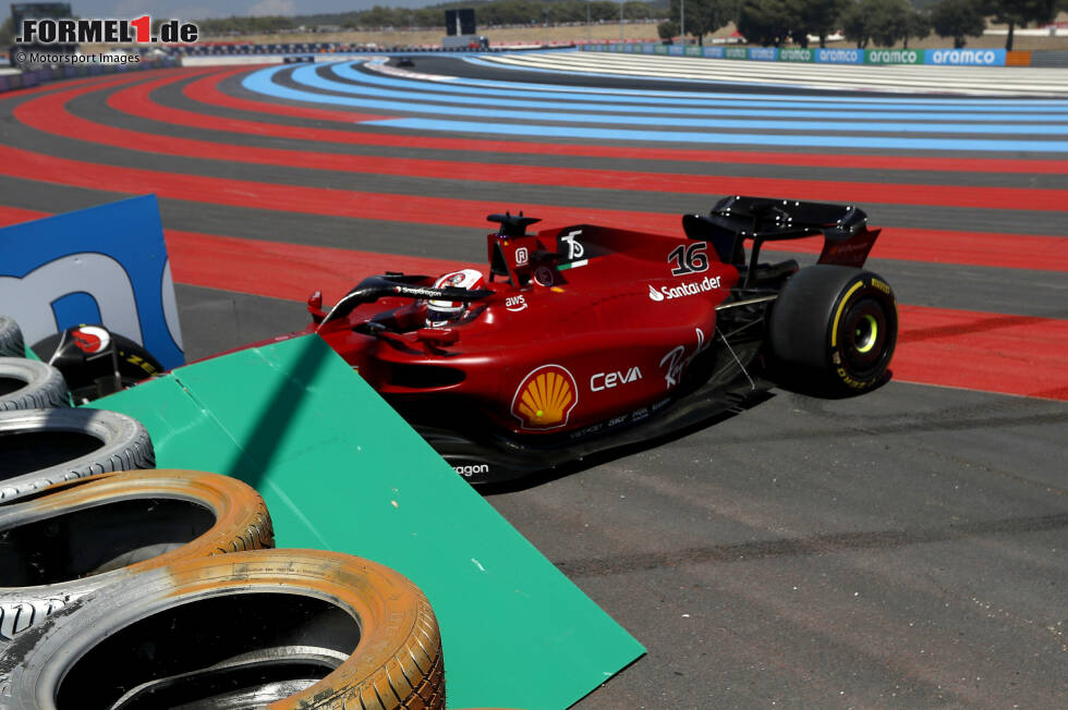 Foto zur News: Le Castellet: Auch Frankreich reiht sich in die Nullnummern nach Führung ein. Nach einem Fahrfehler dreht sich der Ferrari-Pilot von der Strecke und schlägt in die Reifenstapel ein. Diesmal ist es zumindest kein Fehler, den sein Team zu verantworten hat.