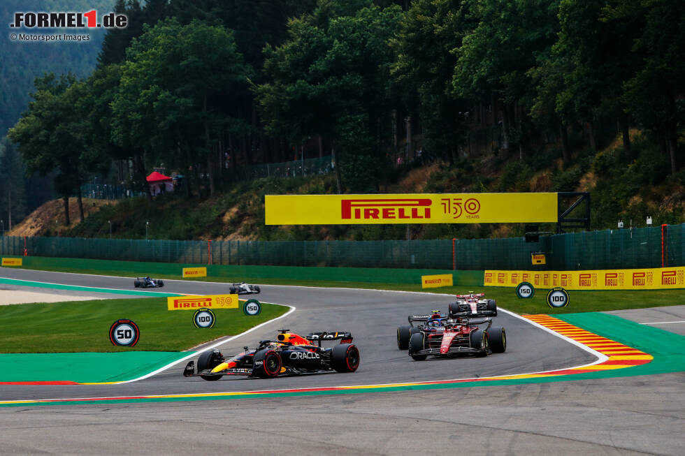 Foto zur News: Spa: Ferrari zieht in Belgien die nächste Motorenstrafe - wie auch Verstappen. Doch während der Red-Bull-Pilot schnell wieder vorne ist, wird Leclerc nur Sechster. Erst zwingt ihn ein Abreißvisier in der Bremse zu einem unplanmäßigen Stopp, dann will er auf die schnellste Runde gehen - und fängt sich wegen Speeding eine Zeitstrafe ein.