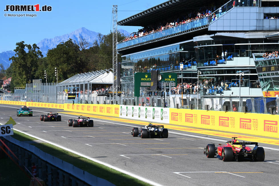 Foto zur News: Monza: Gerne hätte Leclerc in Monza noch einmal die Chance bekommen, seinen WM-Rivalen im direkten Duell auf frischen Reifen zu attackieren. Doch weil das Safety-Car zum Ärger von Ferrari bis zum Ende draußen bleibt, ist die Siegchance dahin. Um fair zu sein: Bis dahin war der Sieg gegen Verstappen nicht drin.