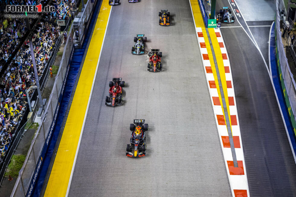 Foto zur News: Singapur: Zum siebten Mal in Folge führt eine Leclerc-Pole nicht zum Sieg. In Singapur kommen am Start alle Piloten vorne auf der rechten Seite schlechter weg. Das nutzt Sergio Perez aus, um sich schon vor Kurve 1 in Führung zu setzen. Leclerc findet anschließend keinen Weg mehr vorbei.