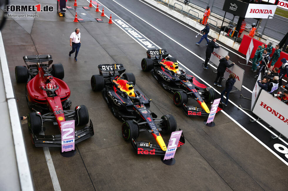 Foto zur News: Suzuka: In Japan macht Leclerc Verstappen endgültig zum Weltmeister. Weil er in der allerletzten Runde im Kampf gegen Sergio Perez die letzte Schikane auslässt, fängt sich der Monegasse eine Fünf-Sekunden-Strafe ein. Dadurch fällt er von Platz zwei auf drei zurück und sorgt so für die Entscheidung.