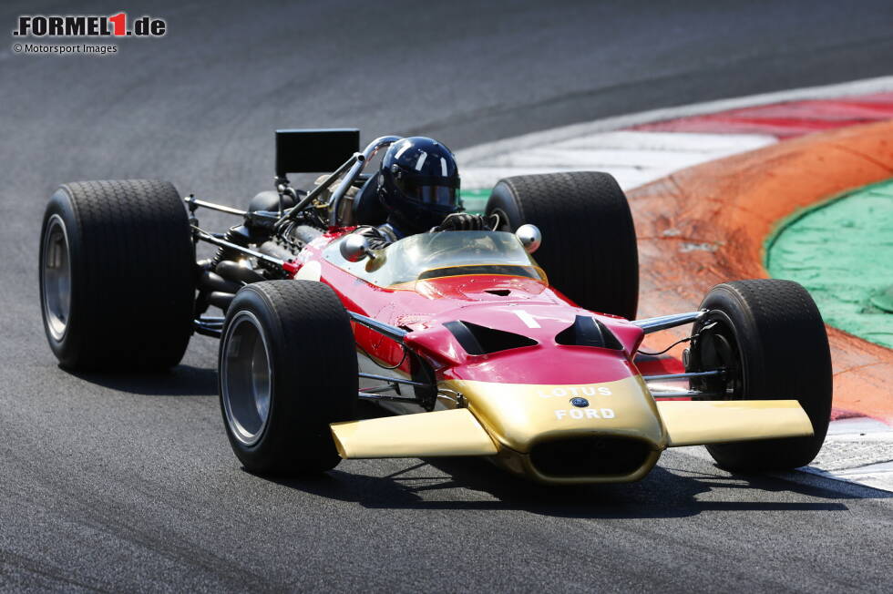 Foto zur News: Weiter geht es mit dem Lotus 49, den Graham Hill 1968 steuerte, auf dem Weg zu seinem zweiten WM-Titelgewinn in der Formel 1. Hier sitzt sein Sohn Damon Hill im Auto, der 1996 ebenfalls Weltmeister wurde - auf Williams.
