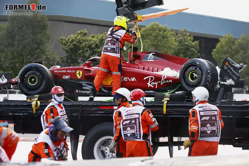 Foto zur News: ... im zweiten Freien Training im Mittelsektor abfliegt und einschlägt. Er selbst bleibt unverletzt, das Heck seines Ferrari aber wird kräftig demoliert. Es ist nicht der einzige Schaden an diesem Freitag, denn ...