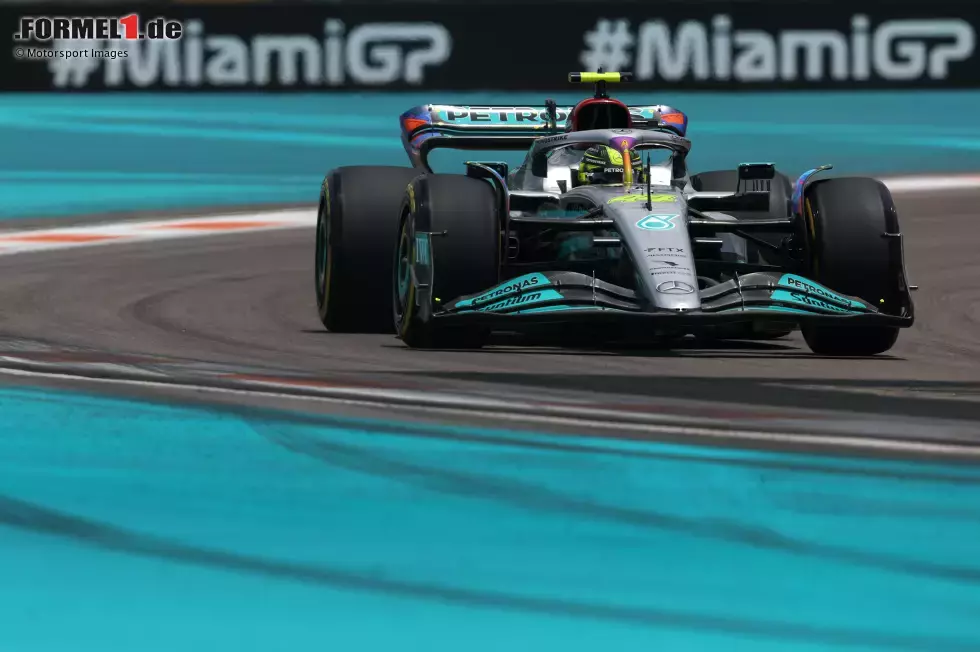 Foto zur News: ... bleibt damit vor seinem Ex-Teamkollegen Lewis Hamilton im besten Mercedes W13 auf P6. George Russell dagegen verfehlt als Zwölfter die Top 10 und startet am Sonntag im Grand Prix direkt vor ...