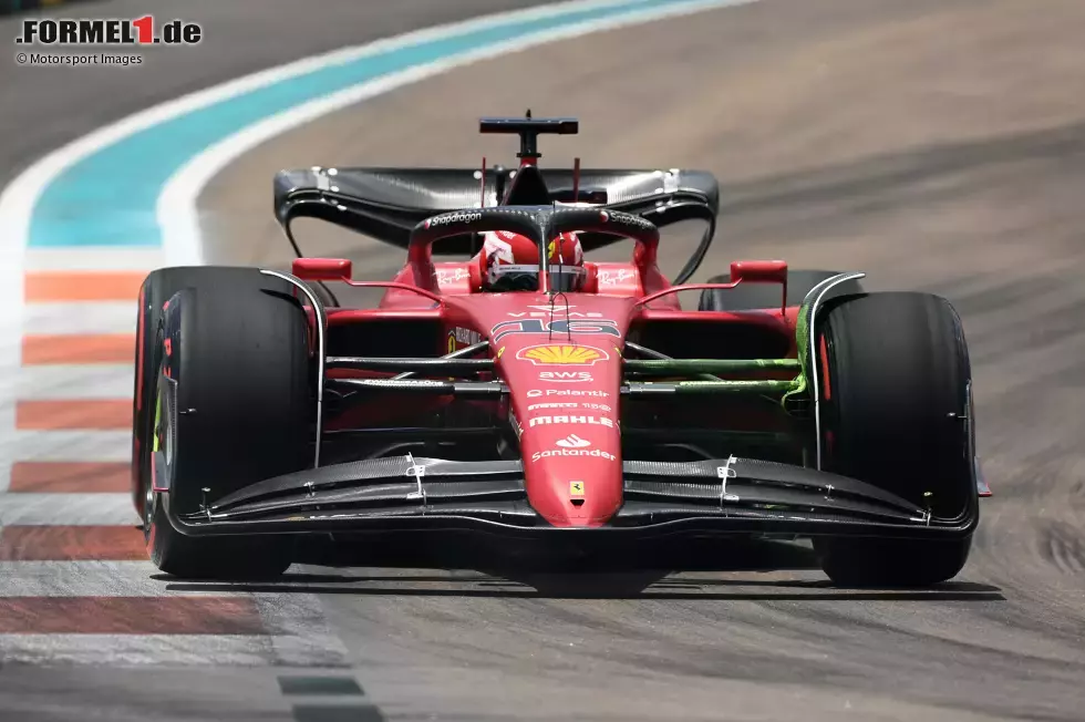 Foto zur News: Im Qualifying regiert Charles Leclerc im Ferrari F1-75 und sichert sich im fünften Anlauf 2022 zum dritten Mal die Poleposition. Neben ihm in Reihe eins steht am Sonntag sein Teamkollege Carlos Sainz, denn ...