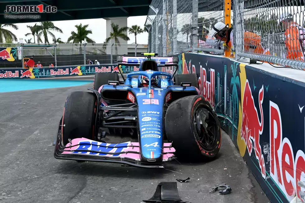 Foto zur News: ... Esteban Ocon, der seinen Alpine A522 im dritten Training bei Kurve 14 in die Mauern setzt, wie schon Ferrari-Mann Carlos Sainz am Tag zuvor. Bitter für Ocon: Sein Auto ist so schwer beschädigt, dass ...