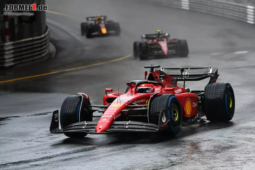 Foto zur News: Charles Leclerc (2): Bestimmt sein Heimrennen bis zu den Boxenstopps, ist der bessere Ferrari-Fahrer. Hat dann strategisch nicht genug Übersicht und verliert die Führung durch schlechte Strategie bei Ferrari. Immerhin aber die erste Zielankunft in Monaco!