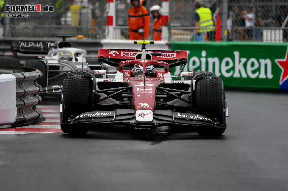 Foto zur News: Guanyu Zhou (4): Letzter im Qualifying, wenn auch nicht (nur) aus eigener Schuld. Das Timing hat nicht gepasst. Im Rennen beim Überrunden mit mehr Übersicht als Latifi und mit einem gelungenen Save im Zweikampf. Aber sonst war da halt nicht viel.