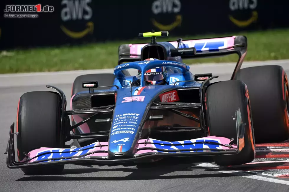 Foto zur News: ... Esteban Ocon schon in Einheit eins: Ein Papiertuch verfängt sich im Bremsschacht vorne rechts an seinem Auto, er muss abbrechen und mit qualmenden Bremsen die Box ansteuern. Dort kriegt man das Auto aber wieder flott. Die meiste Arbeit ...