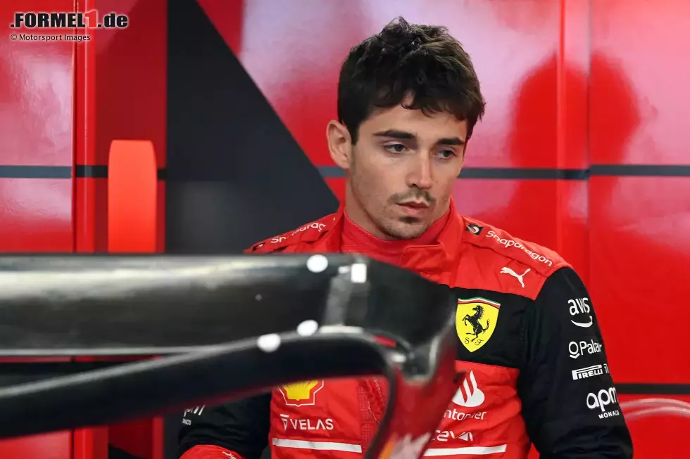 Foto zur News: ... Ferrari-Fahrer Charles Leclerc, denn er fährt nicht viel. Wohl auch aufgrund eines kurzfristig anberaumten Antriebswechsels, der ihn ebenso wie AlphaTauri-Mann Yuki Tsunoda ans Ende der Startaufstellung für den Grand Prix am Sonntag zurückwirft. Im Qualifying ...