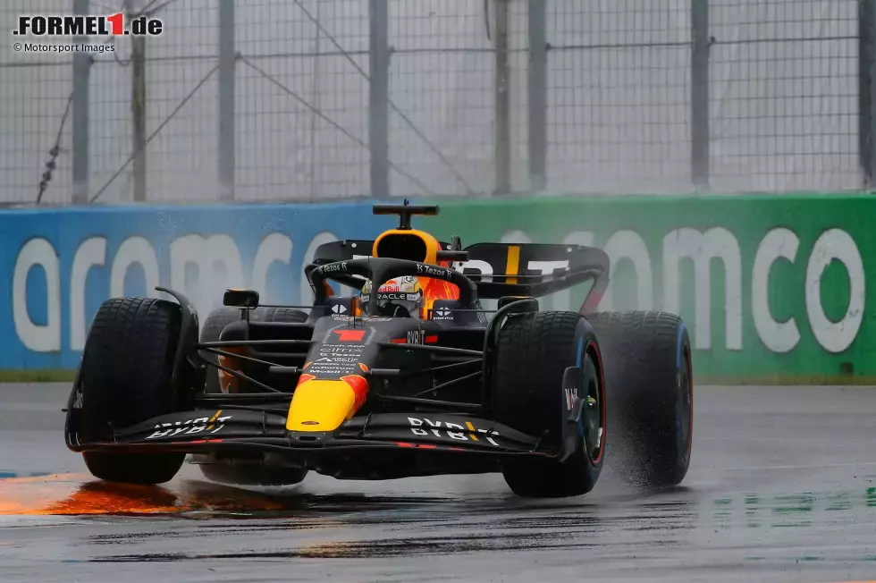 Foto zur News: ... dominiert Max Verstappen und setzt sich im Red Bull im entscheidenden Moment durch. Er schafft 1:21.299 auf Intermediates und hat sechs Zehntel Vorsprung! Klare Poleposition also für ihn, und zwar vor ...