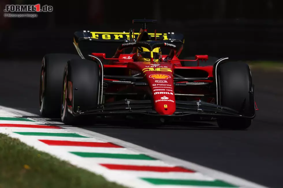 Foto zur News: ... der historische Ferrari-Schriftzug auf dem Heckflügel. Schnell ist Ferrari noch dazu: Charles Leclerc erzielt im ersten Training 1:22.410 Minuten auf Soft und liegt damit knapp vor Carlos Sainz im Schwesterauto. P3 geht an George Russell im Mercedes W13, WM-Spitzenreiter Max Verstappen im Red Bull RB18 wird Fünfter. Gar nicht ...