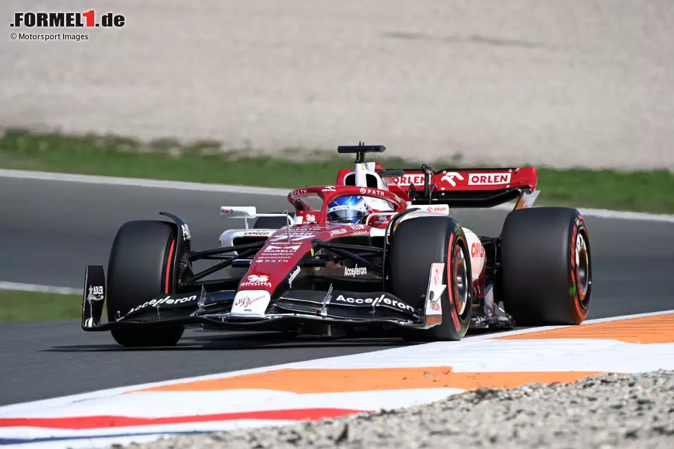 Foto zur News: Die Testspiegel von Alfa Romeo wurden ebenfalls verlängert, um sie breiter zu machen, als sie normalerweise sind.