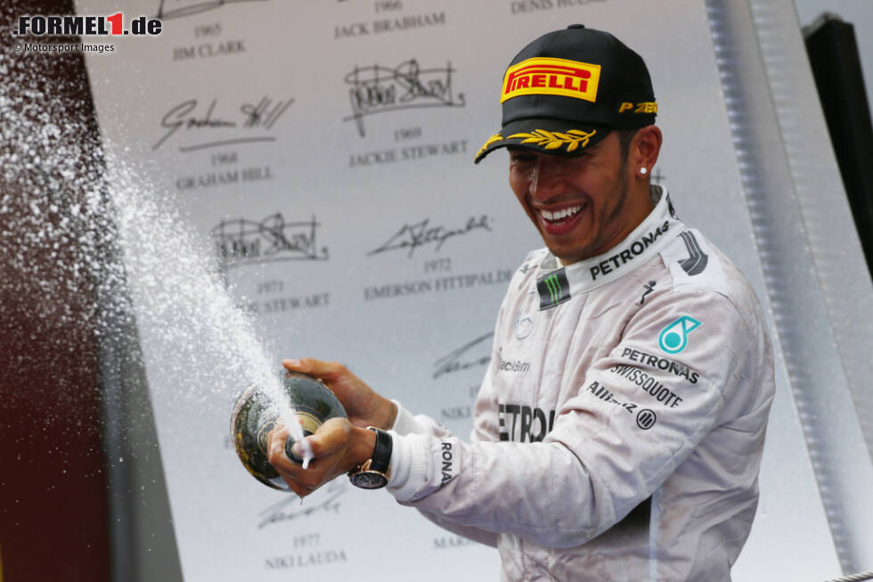 Foto zur News: #4: Lewis Hamilton schafft gleich mehrfach in seiner Karriere und immer für Mercedes 11 Siege in nur einer Rennsaison, nämlich 2014, 2018, 2019 und 2020. Letzteres bei 17 Grands Prix, was eine Quote von rund 65 Prozent bedeutet. Hamilton ist außerdem noch mehrfach mit 10, 9 und 8 Siegen in der Bestenliste vertreten.