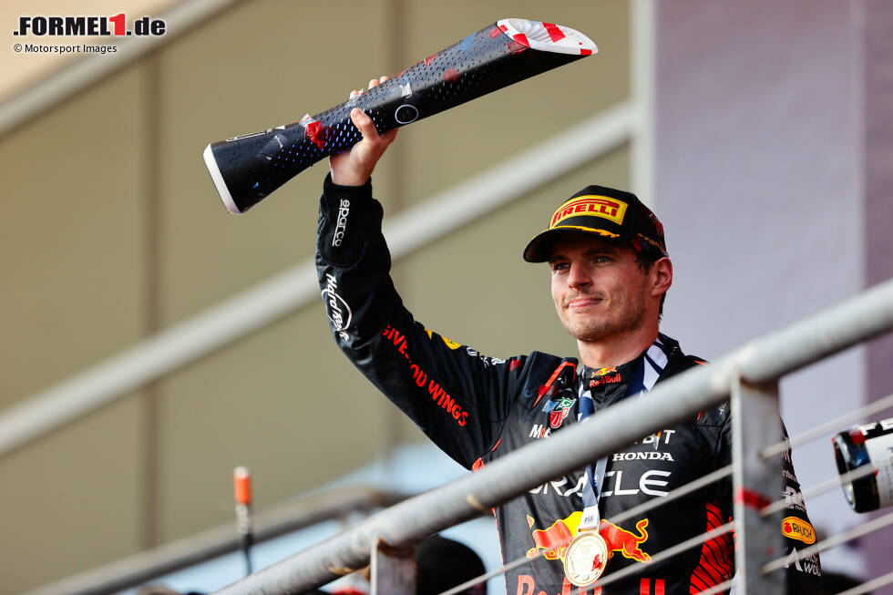 Foto zur News: Ein Jahr später legt Verstappen sogar noch einmal einen drauf: 2023 gewinnt er 19 der 22 Rennen (86 Prozent) und bricht damit seinen eigenen Rekord! Im gleichen Jahr stellt er mit zehn Siegen in Serie auch eine neue Bestmarke für die meisten Siege in Folge auf.