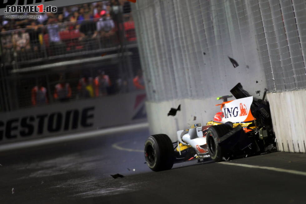 Foto zur News: Man holte Alonso früh in die Box und Nelson Piquet crashte kurz darauf in die Wand und holte das Safety-Car hervor, das den Spanier nach vorne spülte. Der Betrug flog ein Jahr später auf, und Briatore und Symonds wurden gesperrt. Alonso bestreitet bis heute, davon gewusst zu haben, obwohl seine Taktik merkwürdig war.