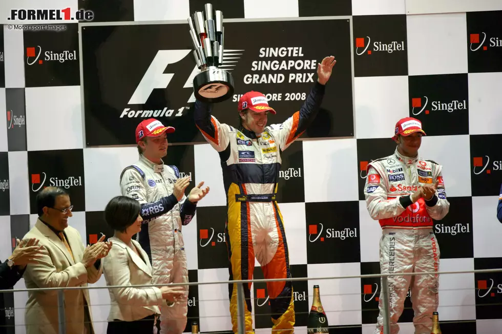 Foto zur News: Fernando Alonso: Startplatz 15 (Singapur 2008) - Platz zwei der Liste geht an das kontroverseste Rennen der neueren Formel-1-Zeit. Weil Fernando Alonso nur von P15 startete, ließ sich Renault um die Strippenzieher Flavio Briatore und Pat Symonds etwas einfallen. Die Lösung: ein absichtlicher Unfall!