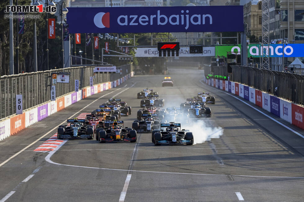 Foto zur News: Sergio Perez: Startplatz 6 (Aserbaidschan 2021) - Jetzt kommen wir in etwas außergewöhnlichere Regionen. Sergio Perez gewann in Baku 2021 sein erstes Rennen für Red Bull und hatte dabei etwas Hilfe: einmal durch einen Reifenschaden bei Leader Max Verstappen und durch den berühmten &quot;Magic Button&quot; von Lewis Hamilton beim 2-Runden-Restart.