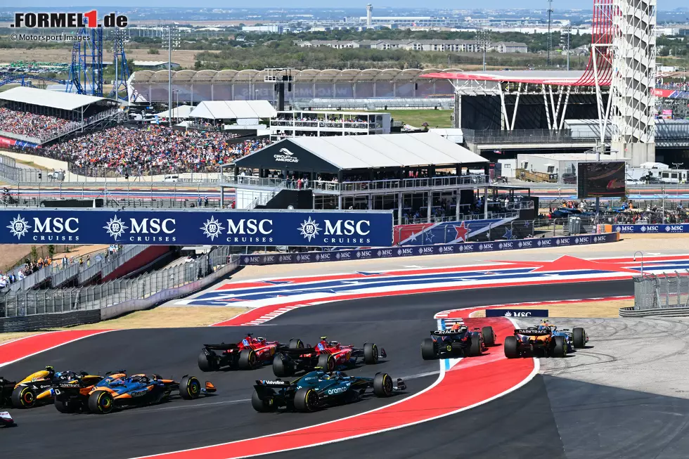 Foto zur News: Charles Leclerc: Startplatz 4 (zweimal) - In Monza 2024 holte er sich am Start gleich zwei Positionen und schlug die beiden McLaren von Norris und Piastri, weil er einmal weniger zum Stopp kam. In Austin im gleichen Jahr profiitierte er davon, dass sich Norris und Verstappen am Start in die Auslaufzoine schickten.