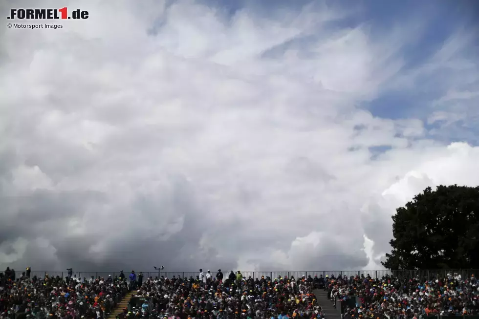 Foto zur News: ... vor vollen Rängen schon am Freitag in Silverstone. Die vielen Zuschauer harren selbst im Regen aus, und davon kommt womöglich im weiteren Wochenend-Verlauf noch mehr: Auch für Samstag (Training ab 13 Uhr und Qualifying ab 16 Uhr) ist Mischwetter vorhergesagt!