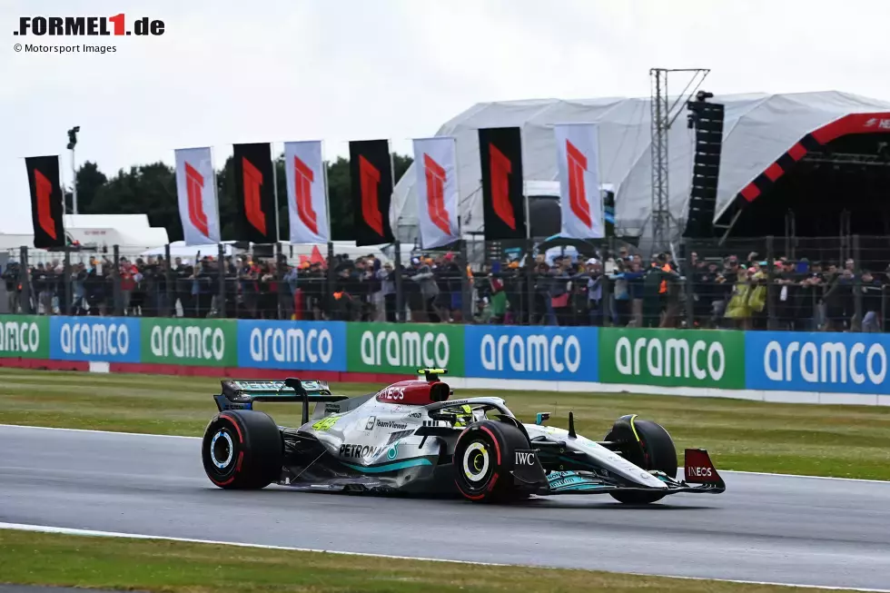 Foto zur News: ... Lewis Hamilton im Mercedes W13. Zwar leidet der Silberpfeil erneut unter Bouncing, aber das Auto wirkt deutlich besser als zuletzt, sowohl über eine Runde als auch im Longrun. Ähnlich stark präsentiert sich ...