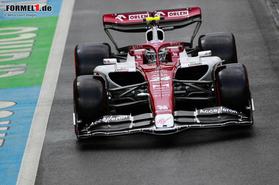 Foto zur News: ... Guanyu Zhou im Alfa Romeo C42, weil er überhaupt in Q3 kommt und am Ende Neunter wird. Nebenbei besiegt er auch Teamkollege Valtteri Bottas - zum dritten Mal in Folge und zum dritten Mal überhaupt. Eine Premiere erlebt ...