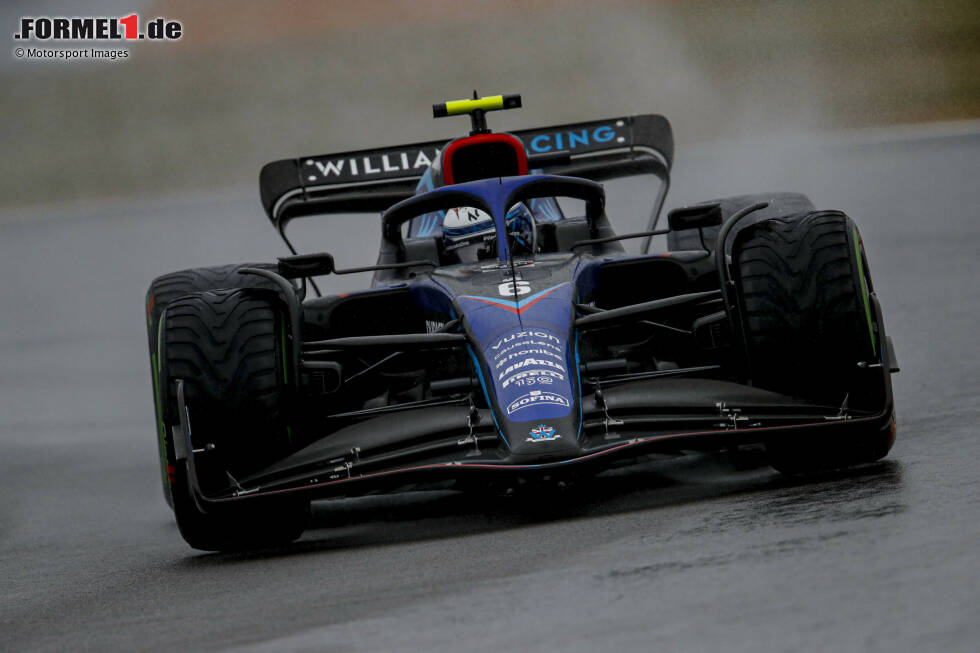 Foto zur News: ... Nicholas Latifi im Williams FW44: Ausgerechnet beim Heimrennen in Silverstone fährt er für das Team aus Grove in die Top 10, holt seinen dritten Quali-Sieg gegen Teamkollege Alexander Albon. Mal ein Erfolgserlebnis für ihn! &quot;Schwer enttäuscht&quot; ist dagegen ...