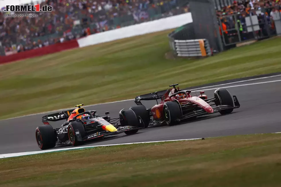 Foto zur News: ... Sergio Perez im Red Bull RB18. Ein Frontflügel-Schaden zwingt ihn gleich zu Beginn an die Box, danach ist er Letzter. Er kämpft sich aber zurück, profitiert ebenfalls vom Safety-Car und fährt noch aufs Podium. Den dritten Platz ...