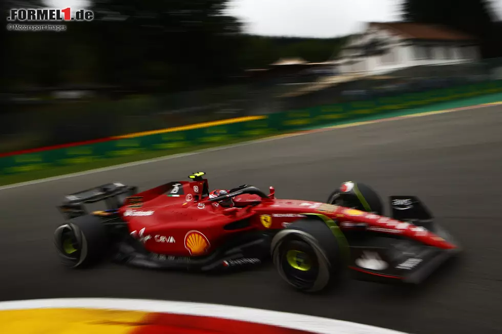 Foto zur News: Mit 1:46.538 Minuten auf Soft eröffnet Carlos Sainz das Rennwochenende in Spa-Francorchamps mit der Bestzeit im ersten Freien Training, knapp vor Charles Leclerc im zweiten Ferrari F1-75 und zwei Zehntel vor Max Verstappen im Red Bull RB18. Probleme dagegen ...