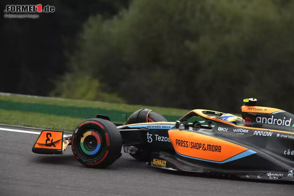 Foto zur News: ... geht an Lando Norris im McLaren MCL36, noch vor Lance Stroll im Aston Martin AMR22 und Carlos Sainz im zweiten Ferrari. Lewis Hamilton belegt im Mercedes W13 den sechsten Platz unter 20 Fahrzeugen. Mit P15 ...