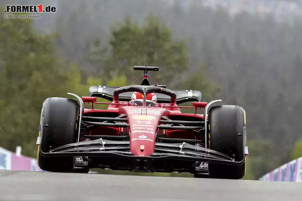 Foto zur News: ... der zweitplatzierte Charles Leclerc im Ferrari F1-75 von der Rundenzeit Verstappens erfährt, entfährt es ihm am Funk: &quot;Wow. Das ist ... schnell.&quot; Der dritte Platz im Freitagstraining ...