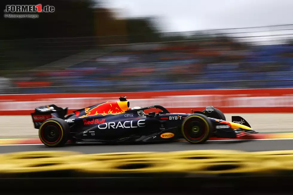 Foto zur News: ... kommt im zweiten Freien Training Max Verstappen im Red Bull RB18 um die Strecke, nämlich in 1:45.507 Minuten auf Soft. Vorsprung auf Platz zwei: mehr als acht Zehntel! Und als ...