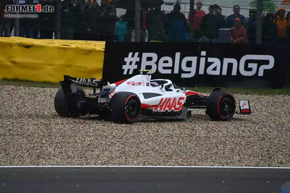 Foto zur News: ... läuft es für die meisten Fahrer technisch gut, aber leichter Regen macht die Strecke rutschig. Nicht nur Mick Schumacher (Foto) rutscht in der Passage Les Combes von der Strecke, zu einem Unfall kommt es nicht. Am schnellsten ...