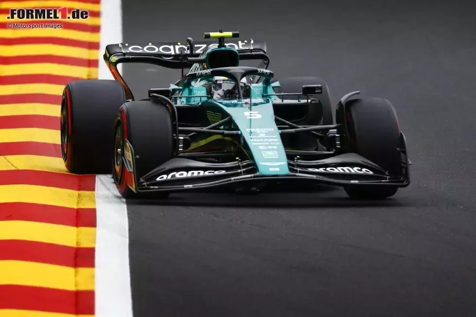 Foto zur News: ... davon profitiert unter anderem Sebastian Vettel im Aston Martin AMR22. Denn Vettel scheitert eigentlich in Q1, profitiert aber von etlichen Rückversetzungen in der Startaufstellung und fährt so als Zehnter los! Weniger positiv ...