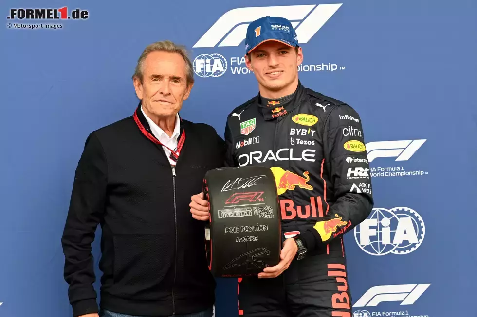 Foto zur News: ... im Qualifying der Schnellste ist und auch den Award aus den Händen von Rennlegende Jacky Ickx entgegennehmen darf, die Poleposition für den Grand Prix geht an Carlos Sainz. Grund: Eine Motorenstrafe wirft Verstappen in der Startaufstellung zurück. Er ist nicht der einzige Fahrer, der Positionen verliert, und ...