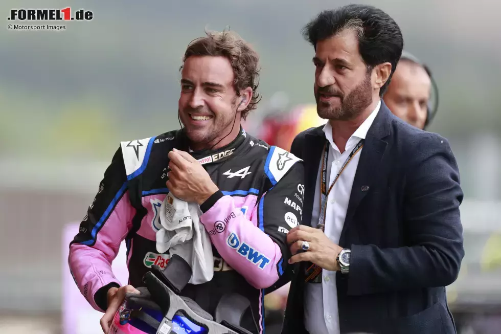 Foto zur News: ... zählt vor allem Fernando Alonso im Alpine A522, der durch die ganzen Strafen auf P3 in der Startaufstellung vorrückt. Neben ihm geht dann sein Ex-Teamkollege Lewis Hamilton im Mercedes W13 ins Rennen. Auch ...