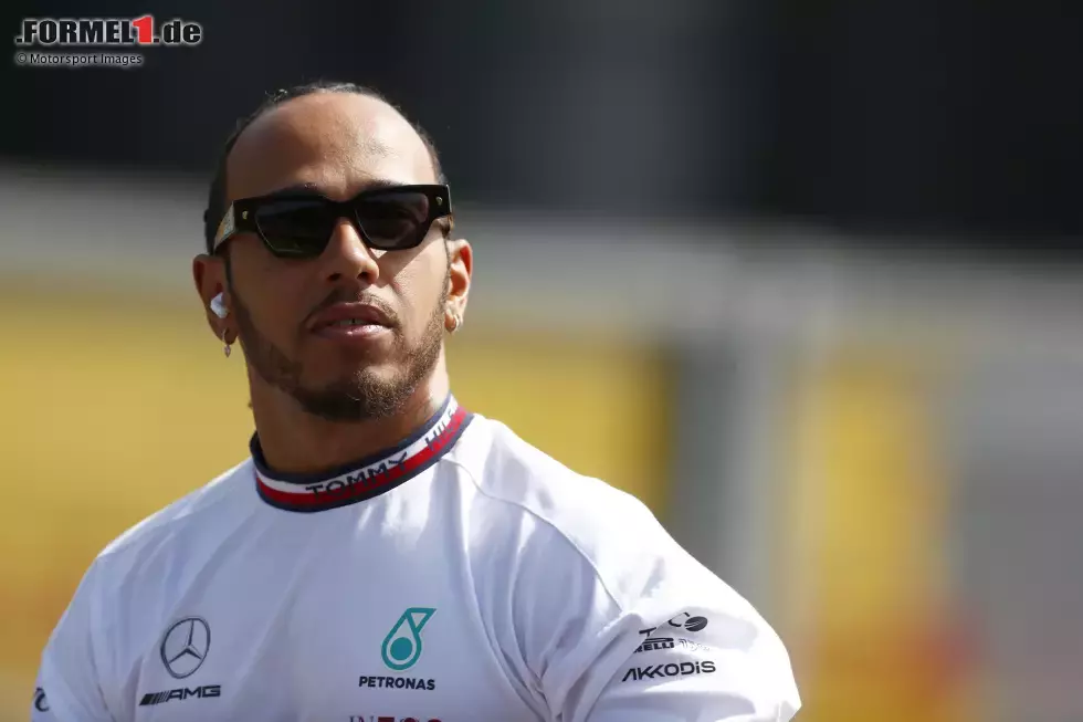 Foto zur News: ... Lewis Hamilton im zweiten Mercedes, weil er in der ersten Runde eine Berührung mit Alonso auslöst, aufsteigt und sein Auto beschädigt. Wenige Meter später ist sein Rennen beendet. Ebenfalls gleich raus ist ...