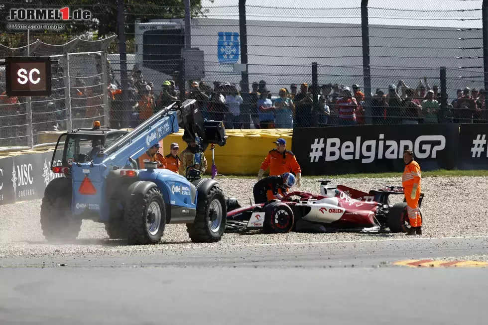 Foto zur News: ... Valtteri Bottas im Alfa Romeo C42, weil er dem kreiselnden Nicholas Latifi im Williams FW44 ausweicht. Eine Berührung scheint es nicht zu geben, doch Bottas strandet im Kies. Keine Chance mehr! Dieses Kuddelmuddel nutzt ...