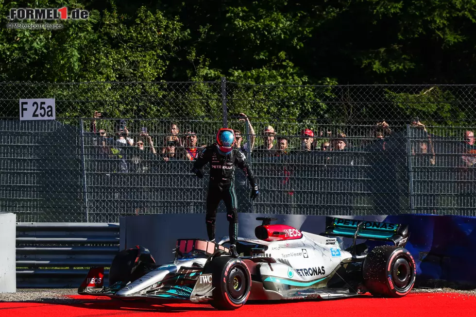 Foto zur News: ... wenige Momente nach dem Restart von Q3 auch George Russell abfliegt und in Kurve 10 in den Banden landet. Auch sein Qualifying ist zu Ende, aber er holt immerhin noch P5. Ganz vorne allerdings ...