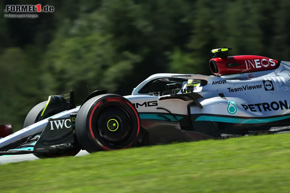 Foto zur News: ... Lewis Hamilton nach seinem Crash im Qualifying am Freitag. Mercedes baut ihm das Ersatzchassis neu auf, setzt auch ein anderes (gebrauchtes) Getriebe ein. Die Arbeiten ziehen sich hin bis 14 Minuten vor dem Ende des Trainings. Erst dann kann Hamilton hinausfahren. Im Sprint ...