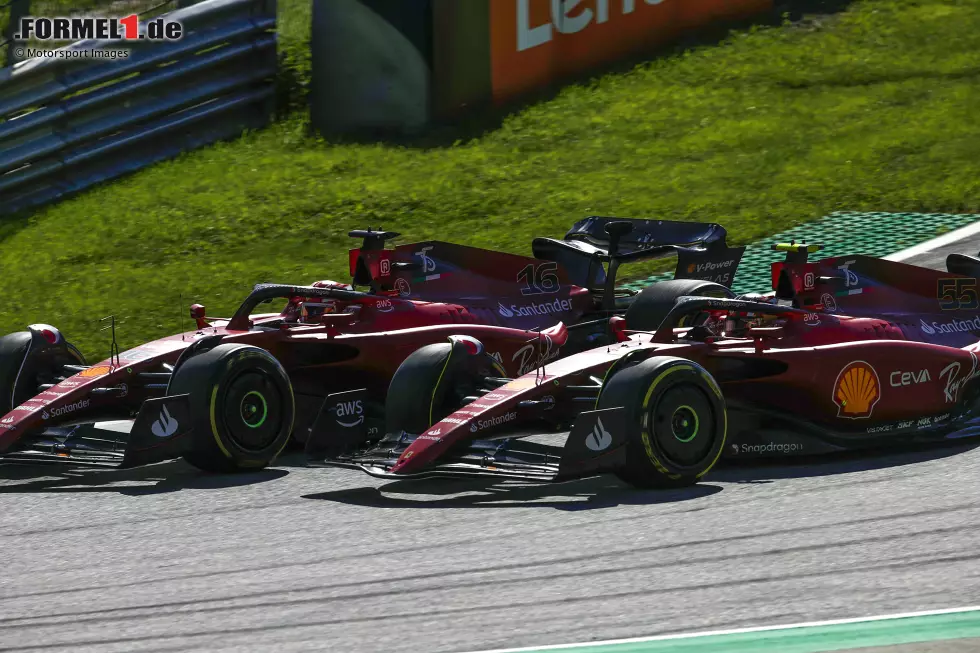 Foto zur News: ... direkt hinter Verstappen zwischen den Ferrari-Fahrern Charles Leclerc und Carlos Sainz, die sich um P2 balgen. Am Ende hat Leclerc die Nase vorne, aber das Verhältnis der beiden wirkt unterkühlt. Cool bleibt ...