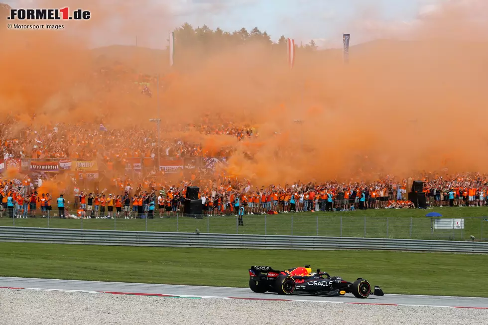 Foto zur News: ... fährt Max Verstappen im Red Bull RB18 ein einsames Rennen und gewinnt nach 23 Runden überlegen - sehr zur Freude der vielen niederländischen Fans in Spielberg, die den Red-Bull-Ring zu einem wahren Tollhaus machen. Hoch her geht es auch ...