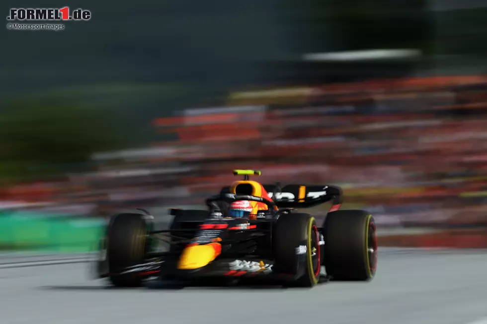 Foto zur News: ... Sergio Perez im zweiten Red Bull RB18 von Startplatz 13 kommend: Er fährt im Sprint vor auf P5 hinter George Russell im besseren Mercedes W13 und sichert sich damit eine gute Ausgangslage für den Grand Prix am Sonntag. Auf P8 ...