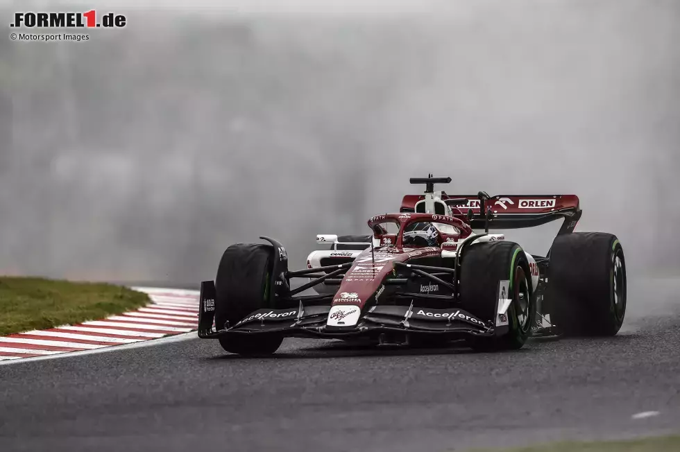 Foto zur News: ... sorgt Alfa Romeo mit beiden Autos in den Top 10: Valtteri Bottas belegt im C42 den achten Platz, Guanyu Zhou wird Zehnter. Nur in der zweiten Hälfte des Klassements landet ...