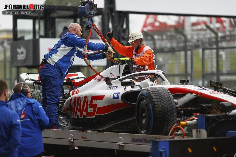 Foto zur News: ... kurz vor dem Beginn des zweiten Trainings meldet Haas: Am Schumacher-Auto sei ein Chassis-Wechsel notwendig und Schumacher verpasse das zweite Training. Der Unfall hat also doch größere Folgen für den Deutschen! Ohne Schumacher ...