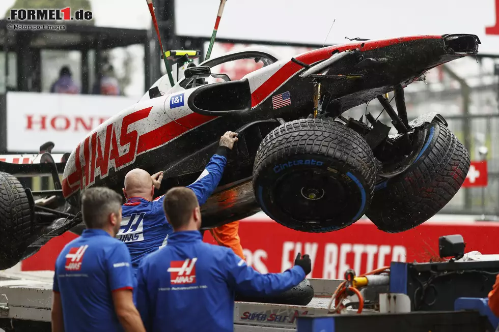 Foto zur News: ... schlägt sich wacker im Training, fährt in die Top 10. Nach dem Ende der Einheit aber rutscht er bei Aquaplaning von der Strecke und demoliert sich sein Auto, den Haas VF-22. Es sieht zunächst nach keinem großen Schaden aus, aber ...