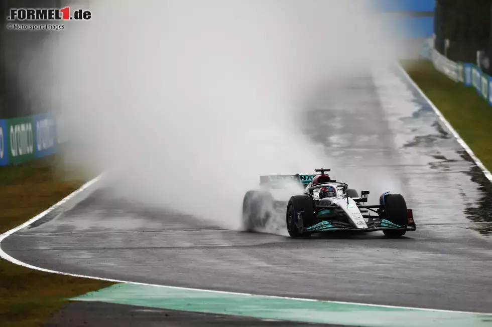 Foto zur News: ... George Russell im Mercedes W13, der die Tagesbestzeit erzielt: 1:41.935 Minuten auf Intermediates. Sein Teamkollege Lewis Hamilton fährt auf Platz zwei vor WM-Spitzenreiter Max Verstappen im Red Bull RB18. Für eine Überraschung ...